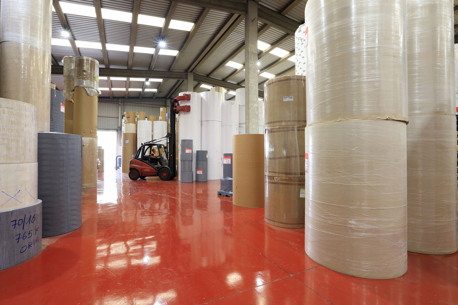 Bisan offers 2,500 m² of warehousing space in which to store your industrial reels of paper